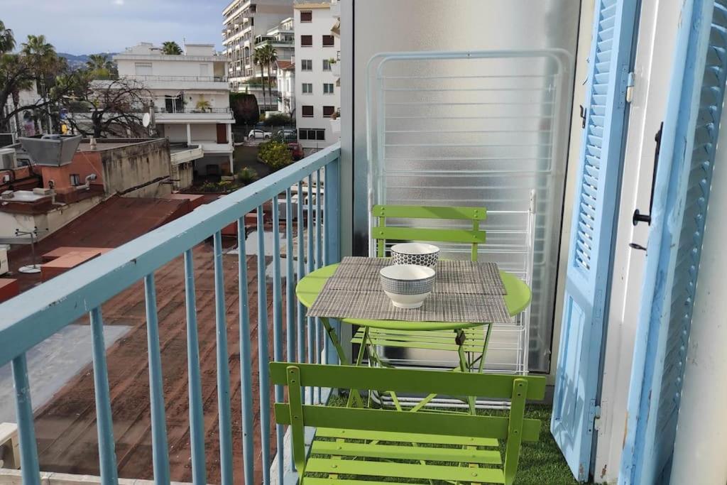 Des Iles : Apt 2 Prs Ultra Centre Juan *